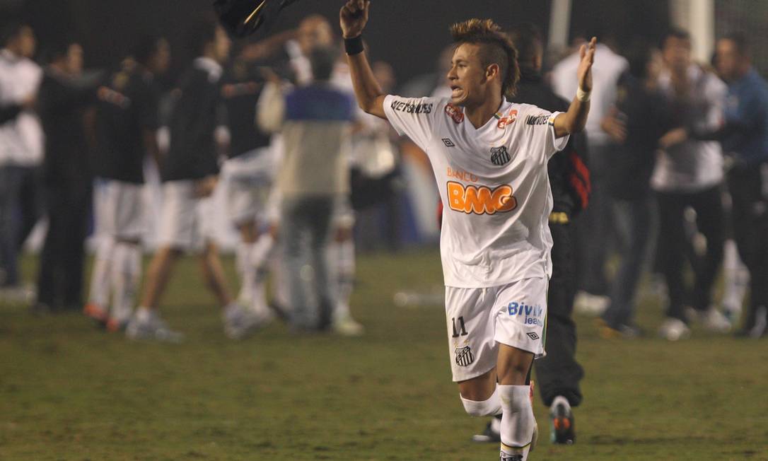 Neymar comemora o título da Libertadores pelo Santos em 2011 Foto: Michel Filho / Agência O Globo