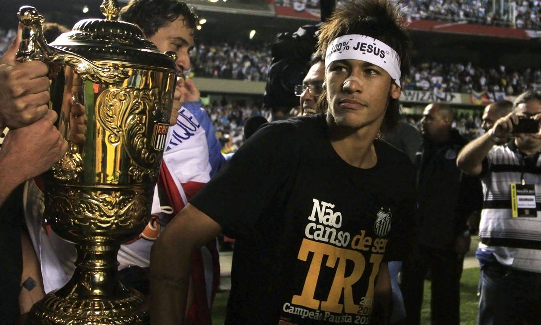 Neymar comemora o tricampeonato paulista pelo Santos. Atacante foi o artilheiro da competição Foto: NACHO DOCE