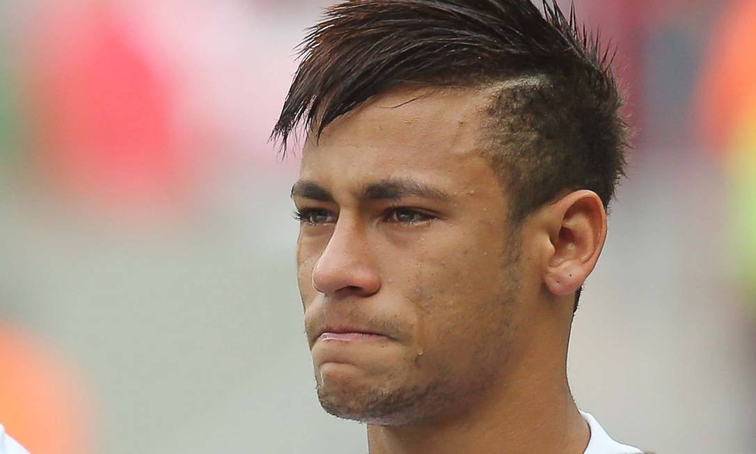 Neymar chora na sua despedida pelo Santos. Fechado com o Barcelona, atacante se apresentaria a Seleção Brasileira logo depois do jogo, para disputar a Copa das Confederações Foto: Sergio Lima