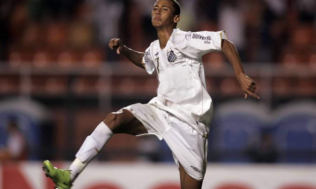 Neymar comemora seu primeiro gol pelo Santos no Campeonato Paulista de 2009 Foto: Gazeta Press