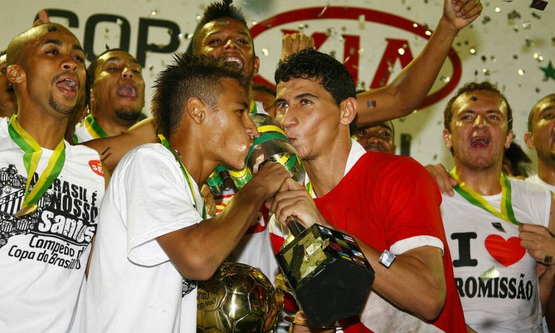 Neymar e Ganso comemoram o título da Copa do Brasil de 2010 pelo Santos