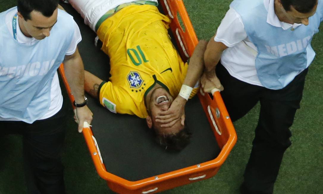 Neymar chora após entrada de Zuniga que o tirou da Copa Foto: FABRIZIO BENSCH / AFP