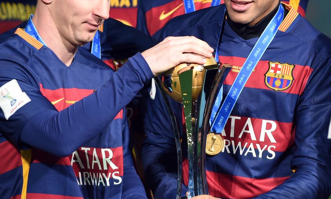 Quatro anos depois de encarar Messi e o Barcelona na final do Mundial de Clubes, agora Neymar disputou o título ao lado do argentino pelo clube catalão. Comemorou a conquista após a vitória por 3 a 0 sobre o River Plate, com direito a dancinha do craque Foto: TOSHIFUMI KITAMURA