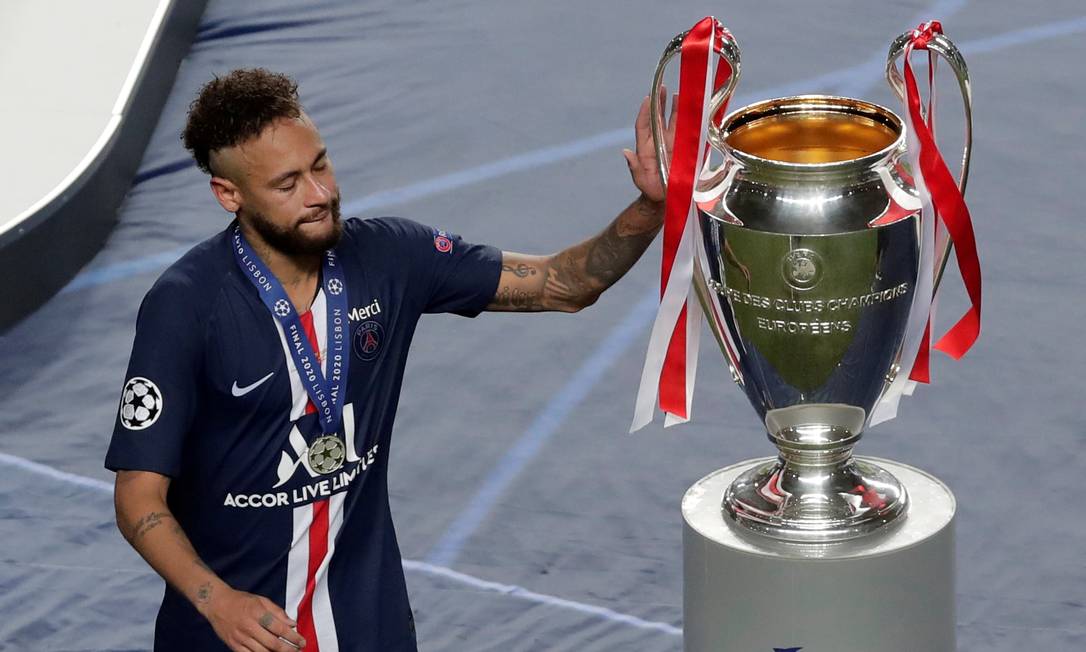 Neymar passa pelo troféu da Champions na final de 2020 em Lisboa. Título ficou pelo caminho Foto: Manu Fernandez / Reuters