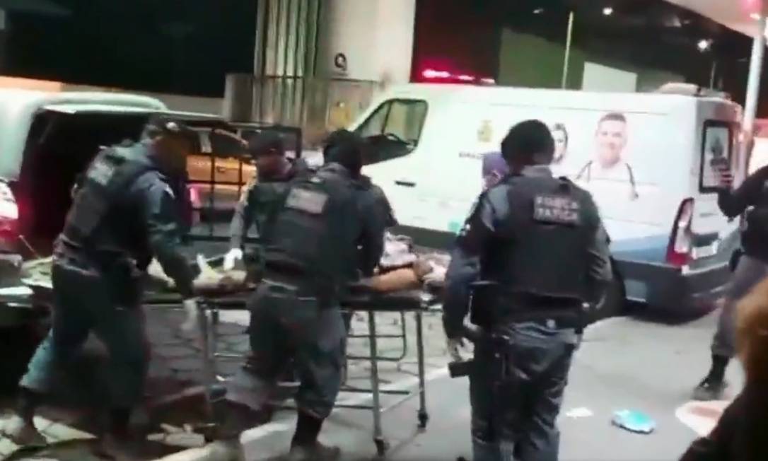Momento em que vítima salva de esquartejamento chega ao hospital, em Manaus Foto: Reprodução