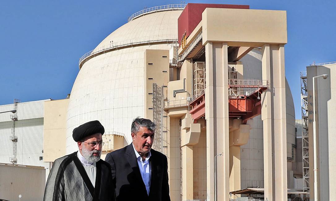 O presidente do Irã, Ebrahim Raisi (D), acompanha o presidente da Organização de Energia Atômica do Irã, Mohammad Eslami (E), em visita à usina nuclear de Bushehr Foto: AFP