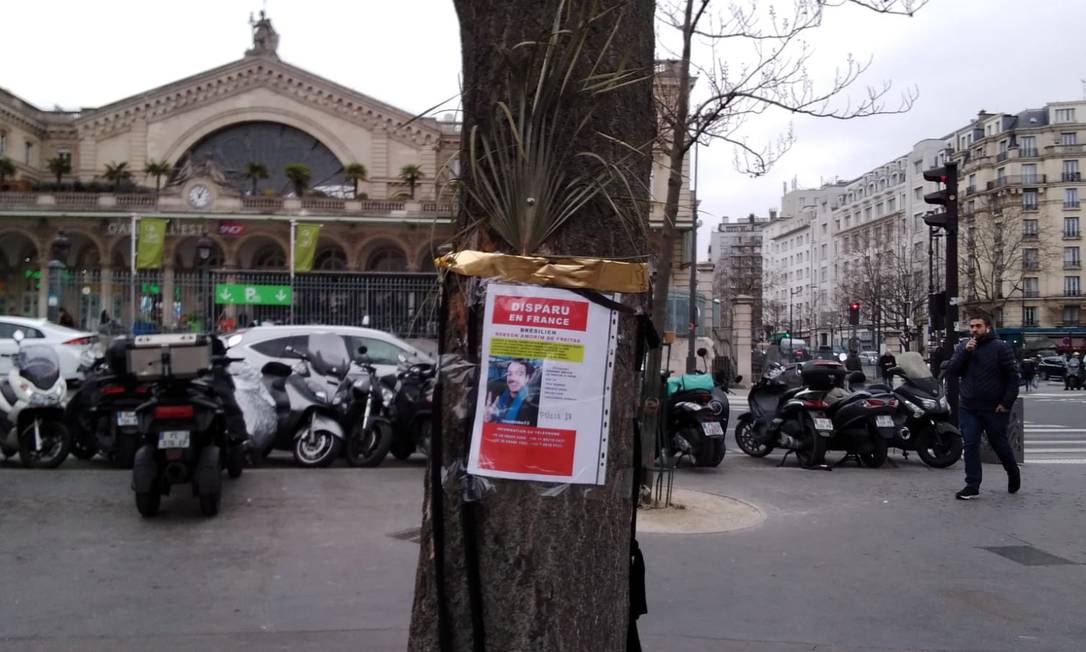 Brasileiros colaram cartazes com fotos de brasileiro desaparecido em Paris Foto: Arquivo pessoal