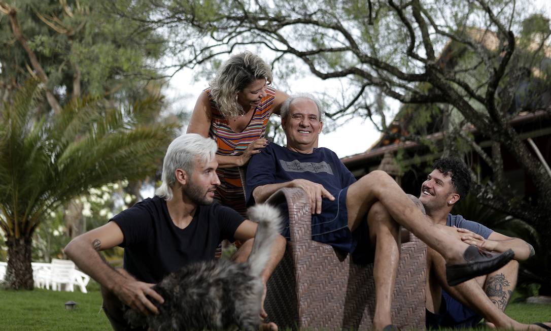 Gervásio Bernades Borges com a família. Ele optou por fazer o testamento após descobrir uma doença degenerativa Foto: Cristiano Mariz / Agência O Globo