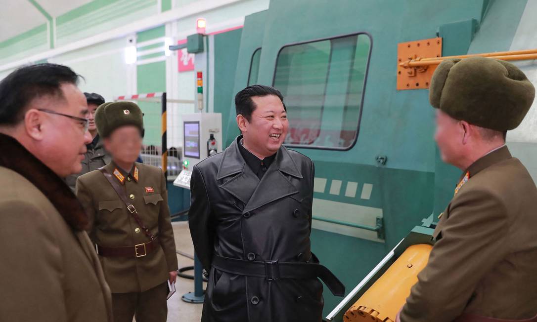 Líder da Coreia do Norte, Kim Jong-un, durante visita a fábrica de munições, no dia 28 de janeiro Foto: STR / AFP