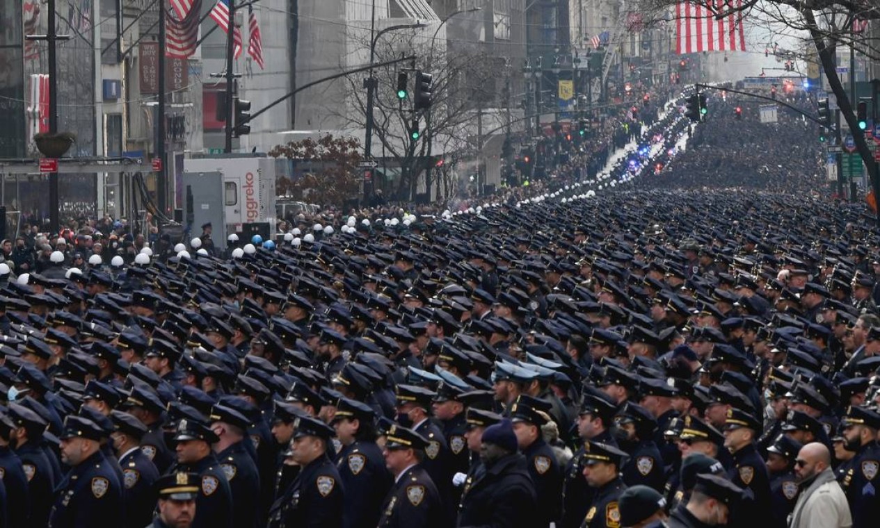 Policiais de Nova York se reúnem em funeral do oficial da polícia de Nova York, Wilbert Mora. Ele o parceiro, Jason Rivera, foram mortos em 21 de janeiro, quando respondiam a uma emergência de violência doméstica Foto: ANGELA WEISS / AFP