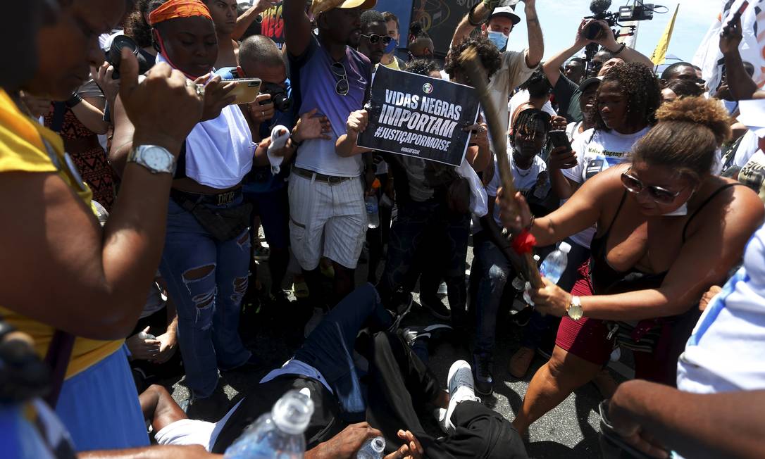 Manifestantes entoam palavras de ordem como “justiça, justiça!” e empunham cartazes com dizeres como “Parem de nos matar” e “Chega de racismo e xenofobia” Foto: Fabiano Rocha / Agência O Globo