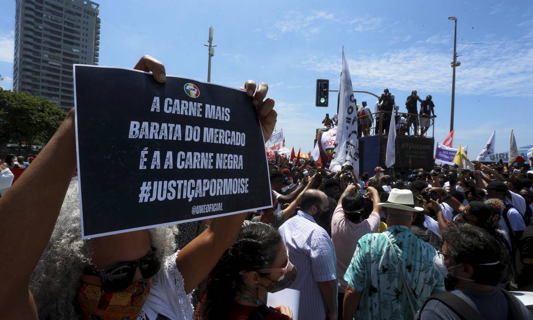 Manifestantes entoam palavras de ordem como “justiça, justiça!” e empunham cartazes com dizeres como “Parem de nos matar” e “Chega de racismo e xenofobia”cartazes com dizeres como “Parem de nos matar” e “Chega de racismo e xenofobia” Foto: Fabiano Rocha / Agência O Globo