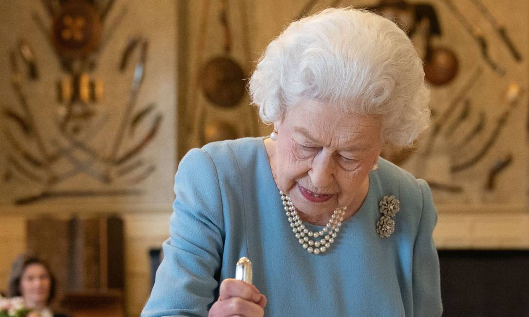 Rainha Elizabeth II corta bolo por ocasião dos 70 anos de seu reinado Foto: JOE GIDDENS / AFP