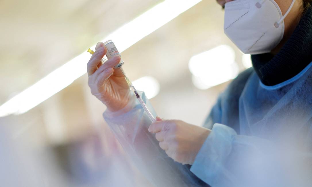 Profissional de saúde prepara a aplicação de uma dose de vacina Foto: MICHELE TANTUSSI / REUTERS