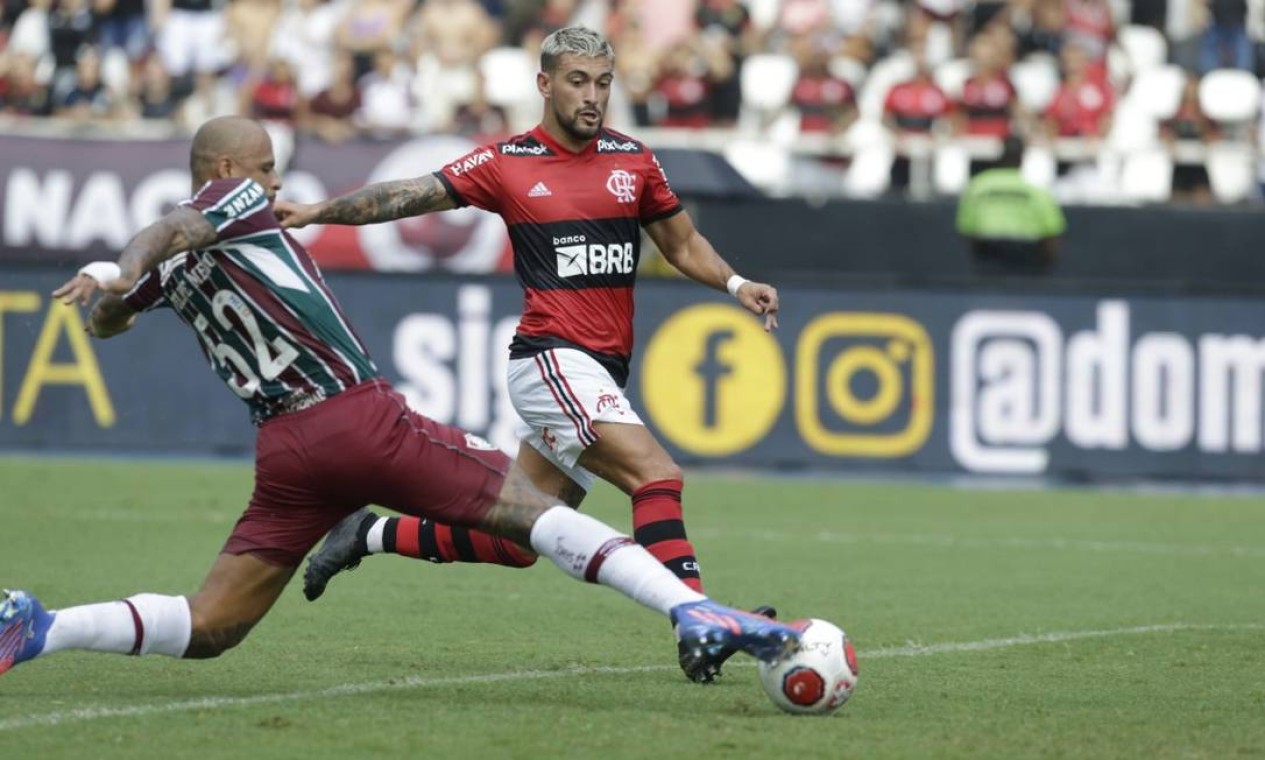 Flamengo e Fluminense protagonizaram um clássico quente neste domingo no Estádio Nilton Santos Foto: MARCELO THEOBALD / Agência O Globo