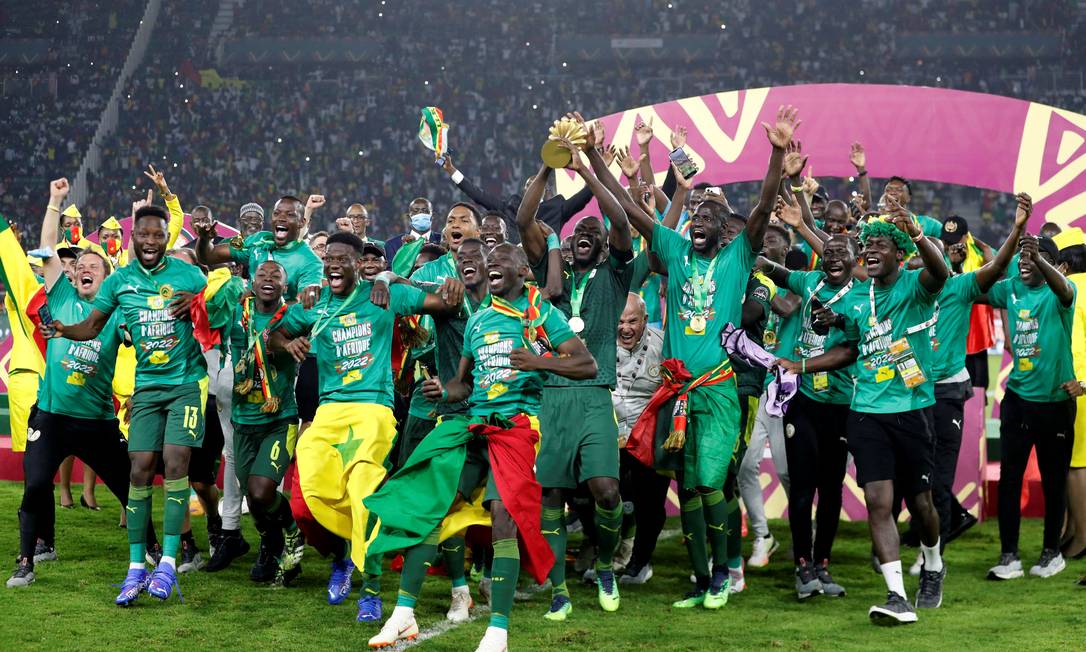 Jogadores de Senegal comemoram com a taça de campeões africanos Foto: MOHAMED ABD EL GHANY / REUTERS
