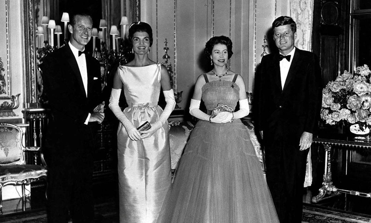 Elizabeth II e o príncipe Philip posam com o presidente dos EUA, John F. Kennedy, e a primeira-dama, Jacqueline Kennedy, no Palácio de Buckingham, em 5 de junho de 1961 Foto: Departamento de Estado dos EUA/John F. Kennedy Presidential Library and Museum / via REUTERS