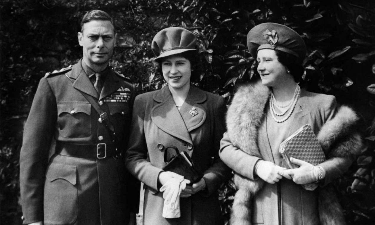 Foto de arquivo datada de 21 de abril de 1944 mostra Elizabeth aos em seu aniversário de 18 anos entre os pais, o rei da Grã-Bretanha, George VI, e a rainha Elizabeth Bowes-Lyon, no Castelo de Windsor Foto: Arquivo / AFP