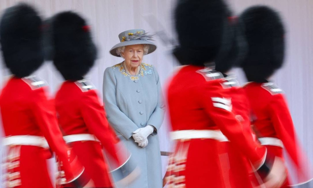 Elizabeth II assiste a uma cerimônia militar para marcar seu aniversário oficial no Castelo de Windsor, em 12 de junho de 2021 Foto: CHRIS JACKSON / AFP