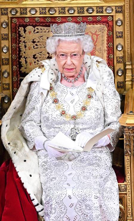 A Rainha Elizabeth II sentado no trono do Soberano na Câmara dos Lordes enquanto faz o Discurso da Rainha na Abertura Estadual do Parlamento nas Casas do Parlamento de Londres, em 14 de outubro de 2019 Foto: PAUL EDWARDS / AFP