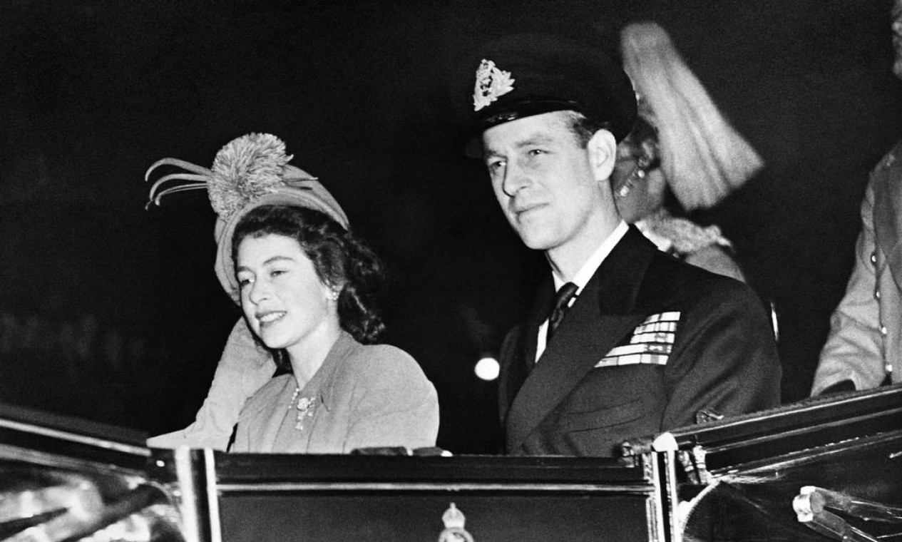 Elizabeth II e o príncipe Philip, duque de Edimburgo, são vistos em uma carruagem puxada por cavalos em Londres, em 1947 Foto: Arquivo / AFP