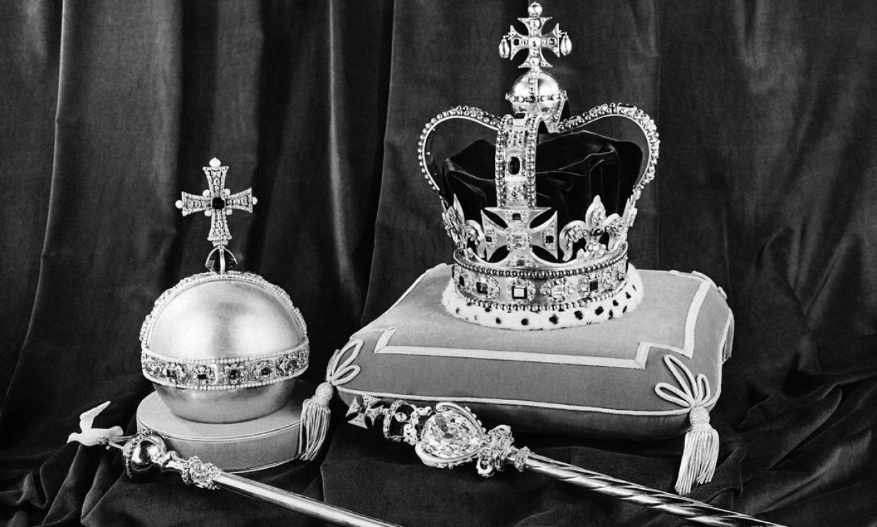 Foto tirada em janeiro de 1952 mostrando a coroa da futura rainha Elizabeth II e as joias da coroa. A princesa Elizabeth II será coroada em 2 de junho de 1953. Foto: Arquivo / AFP