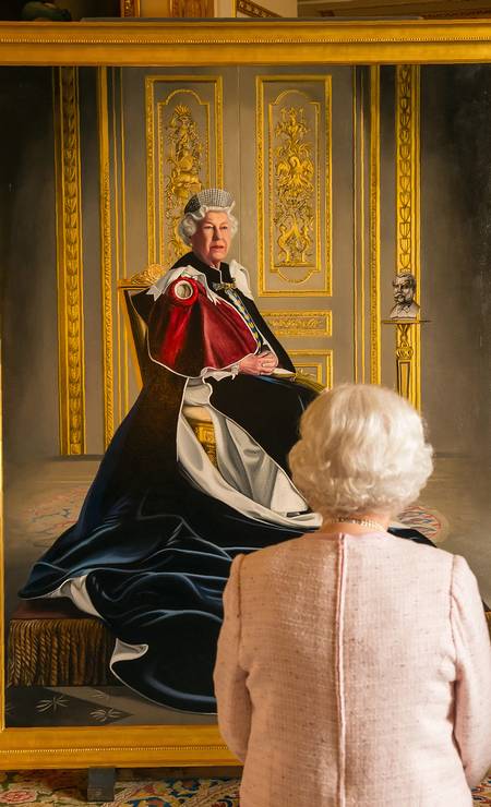 Elizabeth II observa pintura de si mesma do artista britânico Henry Ward, no Castelo de Windsor, em 14 de outubro de 2016 Foto: DOMINIC LIPINSKI / AFP