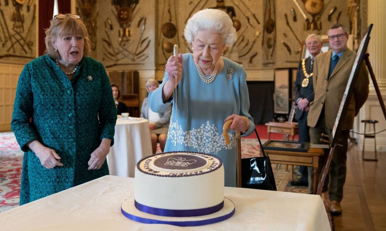 Elizabeth II corta um bolo para comemorar o início do Jubileu de Platina, no salão de baile da Sandringham House, residência da rainha em Norfolk, em Sandringham, Grã-Bretanha Foto: Joe Giddens / REUTERS
