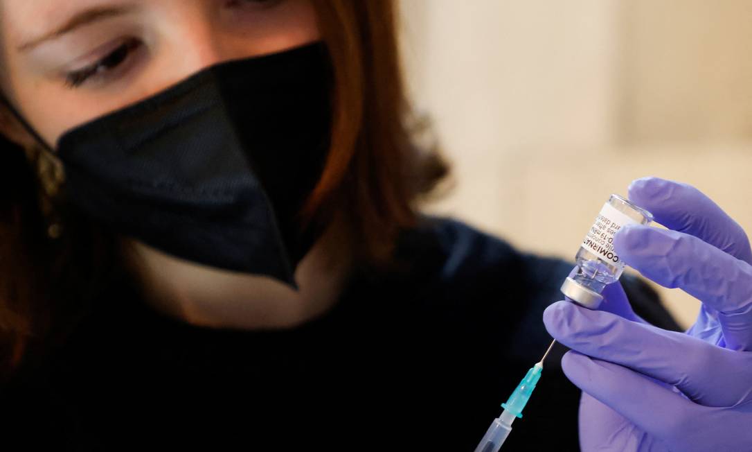 Voluntária prepara vacina contra a Covid-19. Foto: LEONHARD FOEGER / REUTERS