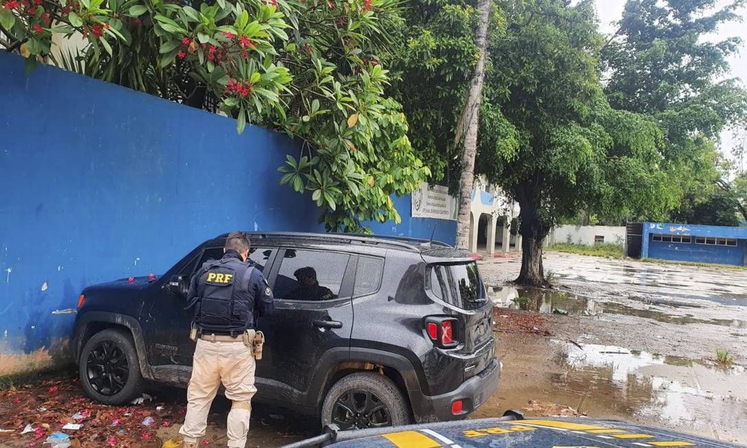 Policial rodoviário federal observa um dos veículos encontrados no pátio do Ciep na Maré Foto: Divulgação / PRF