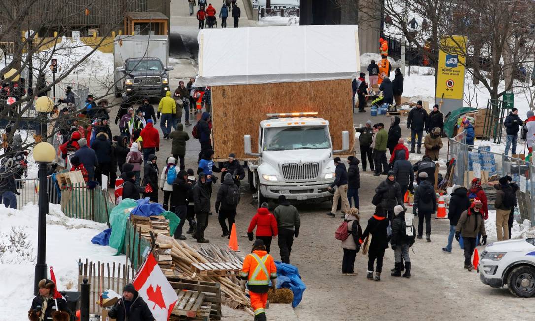 Protesto de caminhoneiros em Ottawa por conta de obrigatoriedade de vacinação contra a Covid-19 Foto: PATRICK DOYLE / REUTERS