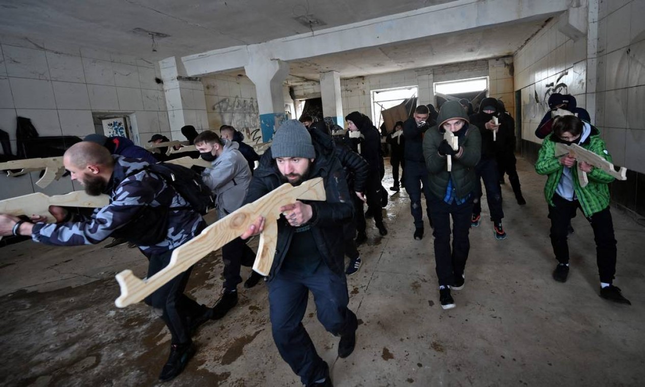 Em meio às tensões na Ucrânia, civis são treinados para o conflito armado em uma fábrica abandonada na capital ucraniana de Kiev Foto: SERGEI SUPINSKY / AFP