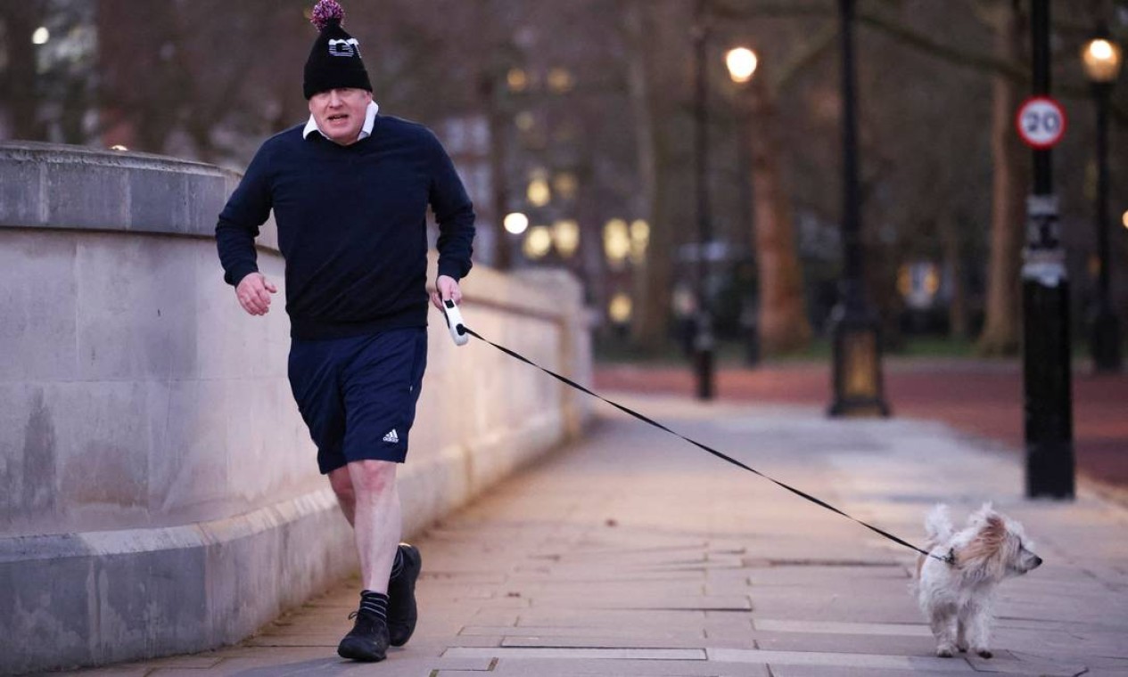 Primeiro-ministro britânico Boris Johnson corre no St James's Park em Londres, Grã-Bretanha, ao lado do seu pet Foto: HENRY NICHOLLS / REUTERS