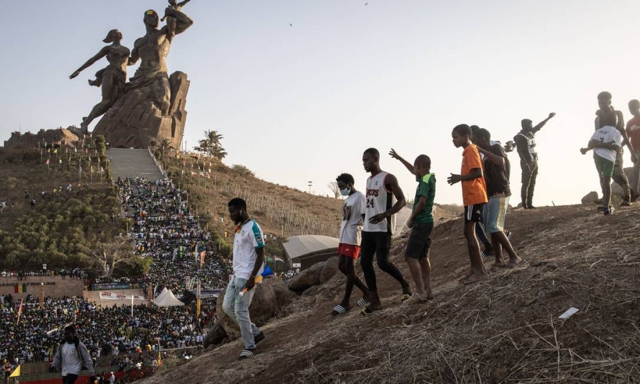 Torcedores se reúnem sob o Monumento do Renascimento, antes da final da Copa das Nações Africanas (CAN) entre Egito e Senegal em Yaounde, Camarões Foto: JOHN WESSELS / AFP