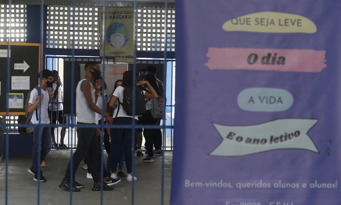 Escolas da rede estadual do Rio também voltam às aulas nesta segunda-feira, como o Colégio estadual Vicente Jannuzzi, na Barra da Tijuca Foto: Fabiano Rocha / Agência O Globo