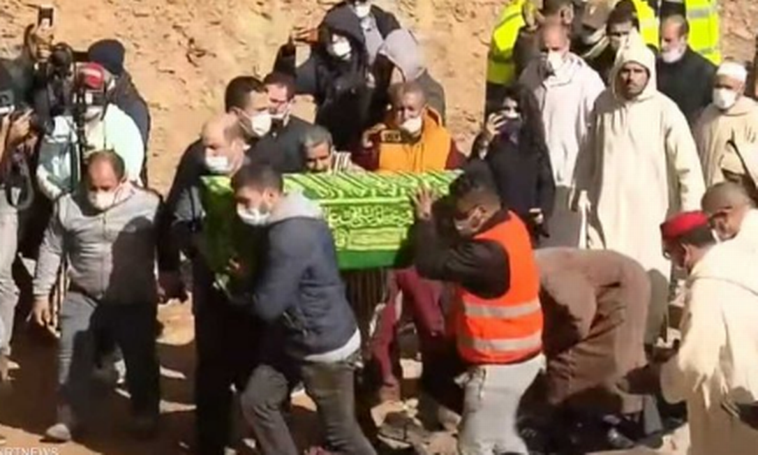 Centenas de pessoas se reuniram no enterro de Rayan, que morreu após passar cinco dias em poço no Marrocos Foto: Reprodução/Sky News Arabia