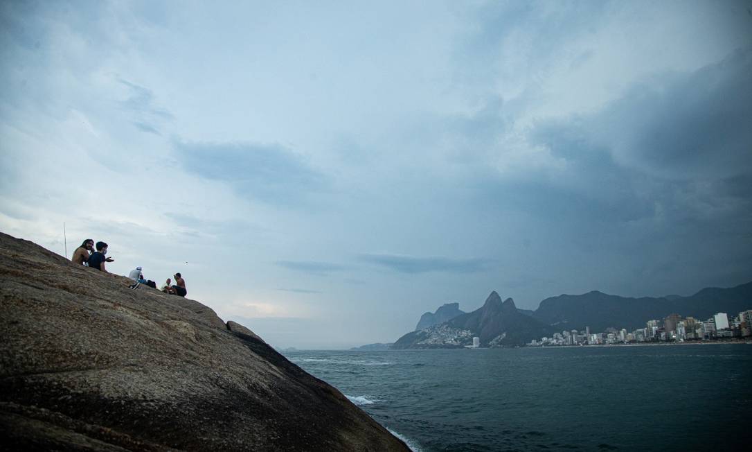 Cidade do Rio tem previsão de chuva e vento para esta segunda-feira Foto: Hermes de Paula / Agência O Globo