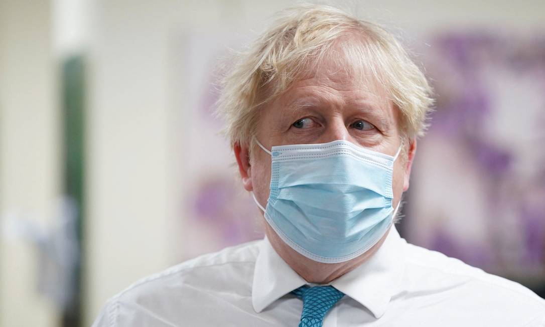 Primeiro-ministro Boris Johnson em visita ao Centro de Oncologia Kent no Hospital Maidstone em Kent Foto: Gareth Fuller / via Reuters