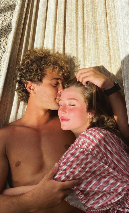 Os atores Duda Reis, de 20 anos, e André Luiz Frambach, de 24, assumiram o namoro com direito a cliques juntinhos Foto: Reprodução Instagram