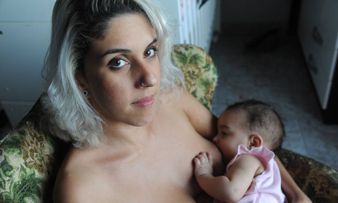 A polêmica envolvendo os mamilos interpelam até o direito à alimentação. Mira Barros é uma das mulheres que fazem questão de desafiar o preconceito com o comportamento natural: não se esconder para alimentar a filha Nina Foto: Adriana Lorete / Agencia O Globo - 13/06/2014