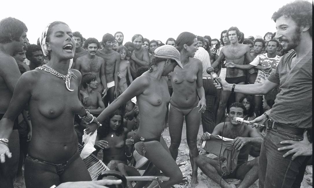 Topless provocava tumulto na praia de Ipanema já em 1980 Foto: Eurico Dantas / Agencia O Globo - 13/02/1980