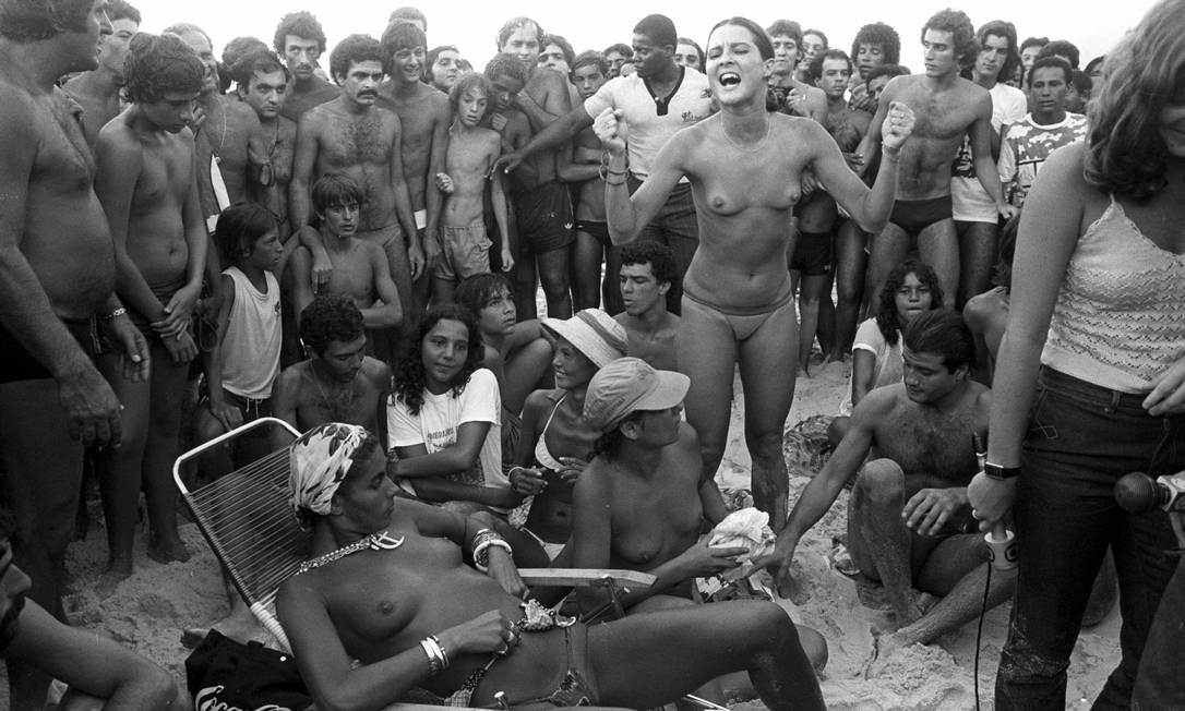 Topless provocava tumulto na praia de Ipanema já em 1980 Foto: Eurico Dantas / Agência O Globo - 13/02/1980