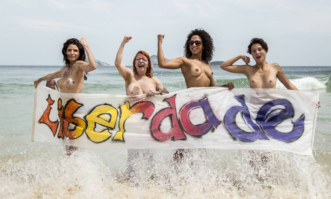 Protesto pela liberdade sob o próprio corpo se repetiu em 2017 com mulheres fazendo topless em Ipanema Foto: Hermes de Paula / Agência O Globo - 04/11/2017