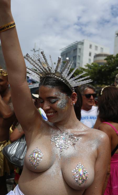 No último carnaval antes da pandemia mostraram que são livre para enfrentar o calor carioca sem camisa Foto: Fabiano Rocha / Agencia O Globo