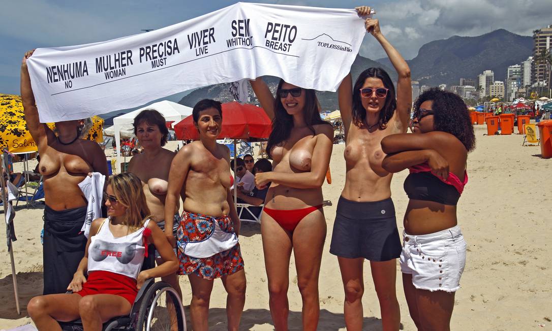 Movimento Topless in Rio exibiu diversidade de mulheres e seios que merecem ser livres Foto: Luiz Ackermann / Agencia O Globo - 24/01/2016
