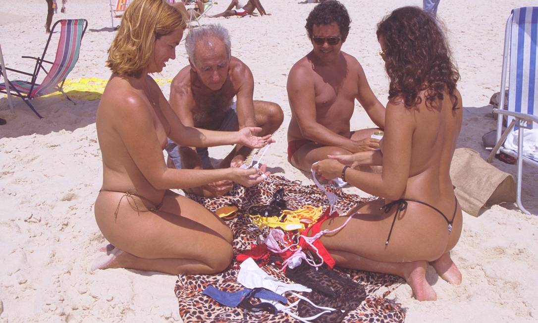 Eles e elas, iguais. Casais curtem praia da Barra fazendo topless Foto: Wania Corredo / Agência O Globo - 20/01/2000