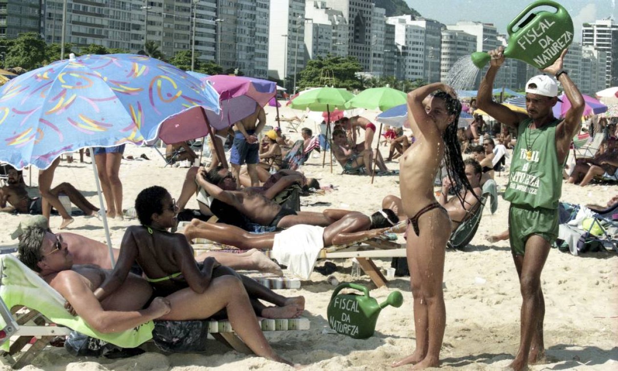 No final dos anos de 1990, o topless era tratado como um símbolo, também, da mulher como atração do turismo sexual Foto: Domingos Peixoto / Agência O Globo - 10/01/1997