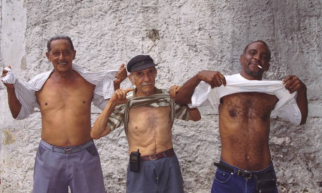 Homens de Anchieta demonstraram apoio às mulheres que agitaram as areias do Rio nos anos 2000 reivindicando o direito ao topless Foto: Wania Corredo