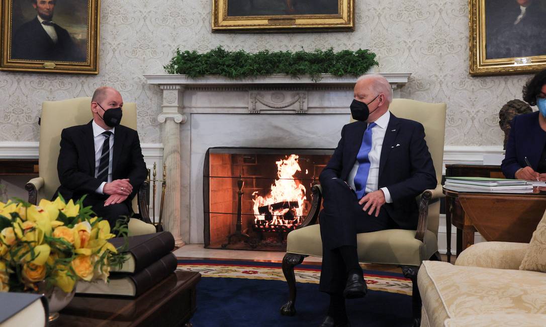 Presidente dos EUA, Joe Biden (D), em reunião com o chanceler da Alemanha, Olaf Scholz, no Salão Oval da Casa Branca Foto: LEAH MILLIS / REUTERS
