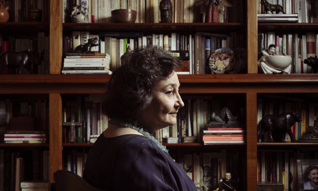 A médica Margareth Dalcolmo em sua biblioteca de mais de 6 mil livros Foto: Leo Martins / Agência O Globo